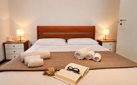 Villa Patrizia: Möbel, Schlafzimmer, Bett, Interior Design, Bettdecke, Fussboden, Bettrahmen, Bedding, Zimmer, Wohnung