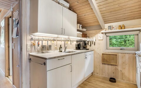 Pia - 685M from the Sea: Küche, Holz, Countertop, Decke, Major Appliance, Interior Design, Flooring, Zuhause, Cabinetry, Küchengerät