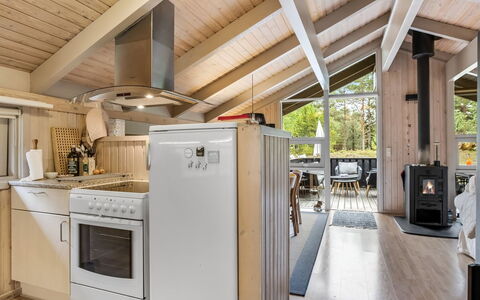 Pia - 685M from the Sea: Holz, Küche, Decke, Flooring, Interior Design, Zuhause, Fussboden, Möbel, Zimmer, Major Appliance