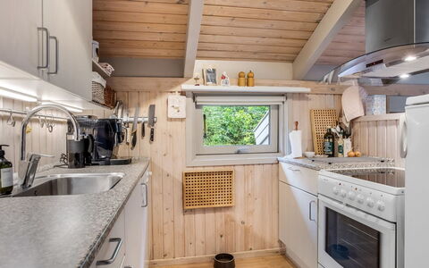 Pia - 685M from the Sea: Holz, Küche, Countertop, Armatur, Major Appliance, Sinken, Zapfhahn, Zuhause, Interior Design, Installation