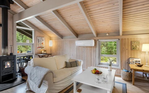Pia - 685M from the Sea: Holz, Interior Design, Decke, Flooring, Möbel, Fussboden, Zimmer, Wohnzimmer, Couch, Zuhause