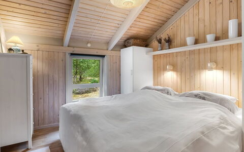 Pia - 685M from the Sea: Schlafzimmer, Bett, Holz, Interior Design, Möbel, Decke, Fussboden, Flooring, Bettdecke, Bedding