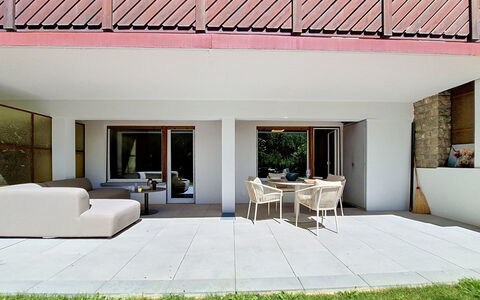 Les Ambassadeurs B 3: Holz, Flooring, Fussboden, Möbel, Gartenmöbel, Schatten, Beton, Garten, Stuhl