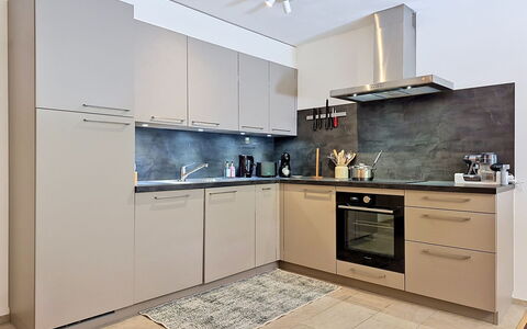Les Ambassadeurs B 3: Küchengerät, Küche, Countertop, Cabinetry, Möbel, Major Appliance, Flooring, Interior Design, Holz, Haushaltsgerät