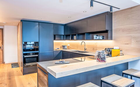 Chesa Zentrum 10B: Küche, Möbel, Countertop, Interior Design, Flooring, Küchengerät, Cabinetry, Fussboden, Holz, Decke
