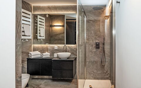 Chesa Zentrum 10B: Flooring, Interior Design, Fussboden, Armatur, Decke, Beleuchtung, Zapfhahn, Badezimmer, Installation, Zimmer