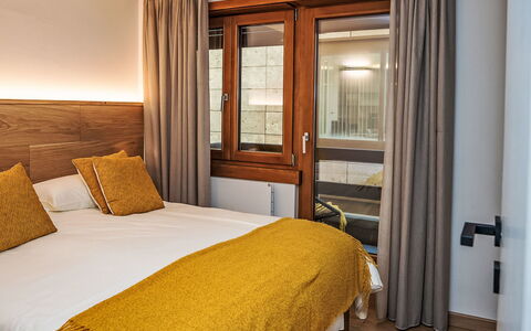 Chesa Zentrum 10B: Interior Design, Flooring, Fussboden, Bett, Holz, Schlafzimmer, Möbel, Zimmer, Bettdecke, Holzboden