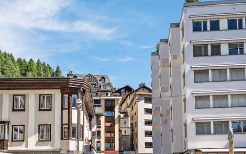 Chesa Zentrum 10B: Gebäude, Daytime, Fenster, Wohnung, Stadt, Die Architektur, Stadtgebiet, Wohngebiet, Nachbarschaft, Fassade