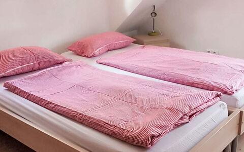 Wellness Retreat Labská: Schlafzimmer, Bett, Bettdecke, Holz, Interior Design, Linens, Fussboden, Bedding, Textil, Möbel