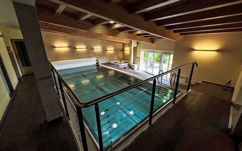 Wellness Retreat Labská: Flooring, Decke, Schwimmbad, Resort, Hotel, Light Fixture