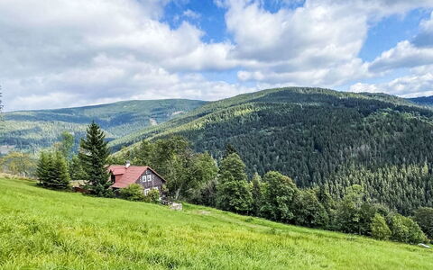 Wellness Retreat Labská: Bergforms, Hügel, Gras, Baum, Grün, Berg, Natürliche Landschaft, Wiese, Hochland, Sommer