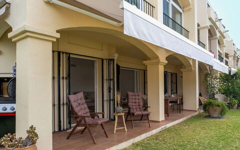 La Quinta Hills: Balkon, Schatten, Holzbeize, Outdoor Struktur, Gartenmöbel, Veranda, Stuhl, Villa, Zimmerpflanze, Hazienda