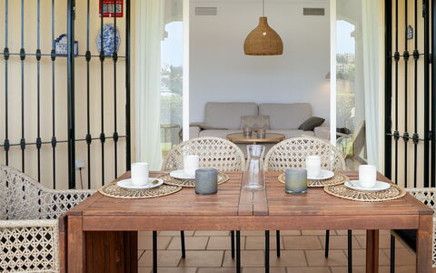 La Quinta Hills: Möbel, Stuhl, Tabelle, Holz, Interior Design, Flooring, Fussboden, Küche & Esszimmer Tisch, Beleuchtung, Esszimmer