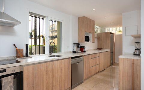 La Quinta Hills: Countertop, Küche, Küchengerät, Flooring, Cabinetry, Interior Design, Holz, Sinken, Fussboden, Möbel