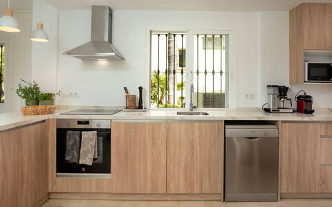 La Quinta Hills: Küche, Countertop, Küchengerät, Cabinetry, Interior Design, Möbel, Flooring, Major Appliance, Holz, Haushaltsgerät