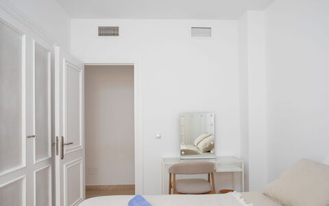 La Quinta Hills: Wand, Möbel, Holz, Interior Design, Flooring, Fussboden, Schlafzimmer, Zimmer, Zuhause, Bett