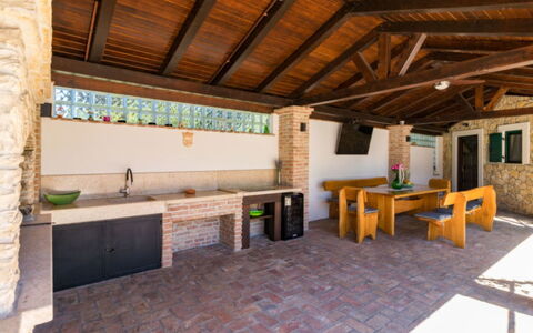 Villa Dominique: Decke, Schatten, Countertop, Resort, Stuhl, Küche, Holzbeize, Backstein, Fliese, Outdoor Struktur