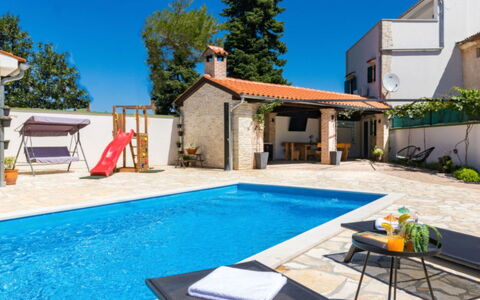 Villa Dominique: Schwimmbad, Resort, Gartenmöbel, Freizeit, Eco Hotel, Stuhl, Regenschirm, Estate, Schatten, Terrasse