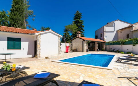 Villa Dominique: Blau, Schwimmbad, Resort, Gartenmöbel, Eco Hotel, Flagstone, Villa, Regenschirm, Hotel
