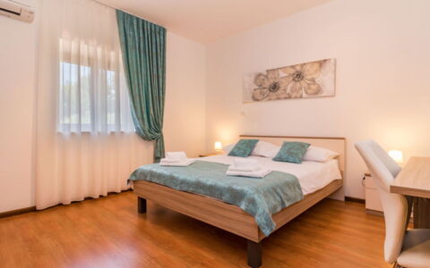 Villa Dominique: Interior Design, Möbel, Fussboden, Flooring, Decke, Zimmer, Bett, Wohnung, Schlafzimmer, Holzboden