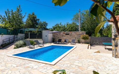 Villa Dominique: Resort, Schwimmbad, Flagstone, Gartenmöbel, Schatten, Eco Hotel, Stuhl, Villa, Regenschirm, Hotel