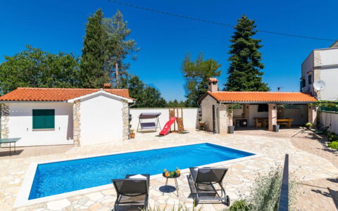 Villa Dominique: Schwimmbad, Freizeit, Estate, Resort, Flagstone, Gartenmöbel, Villa, Urlaub, Eco Hotel, Regenschirm