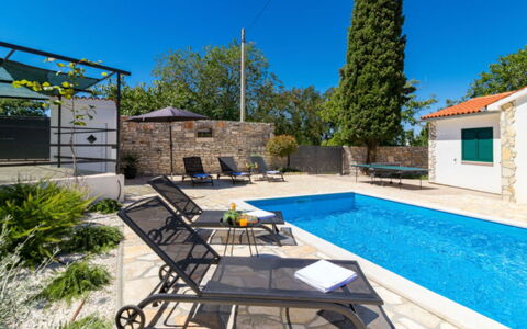 Villa Dominique: Blau, Gartenmöbel, Schwimmbad, Resort, Stuhl, Flagstone, Villa