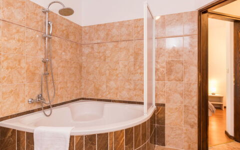 Villa Dominique: Badezimmer, Badewanne, Flooring, Armatur, Interior Design, Fussboden, Installation, Decke, Zapfhahn, Braun
