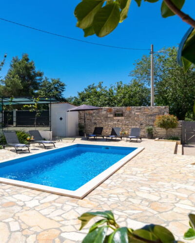 Villa Dominique: Resort, Schwimmbad, Flagstone, Gartenmöbel, Schatten, Eco Hotel, Stuhl, Villa, Regenschirm, Hotel