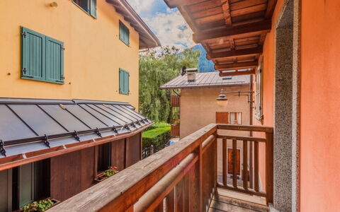 Rugia: Die Architektur, Zuhause, Wohnung, Balkon, Holzbeize, Bergdorf
