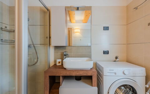 Rugia: Interior Design, Flooring, Fussboden, Armatur, Badezimmer, Wand, Sinken, Holz, Bad Sink, Countertop