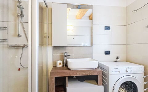 Rugia: Interior Design, Flooring, Fussboden, Wand, Armatur, Holz, Sinken, Badezimmer, Decke, Zimmer