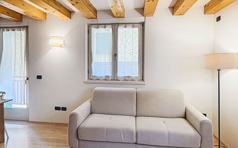 Rugia: Möbel, Interior Design, Flooring, Wand, Holz, Fussboden, Zimmer, Couch, Decke, Wohnzimmer