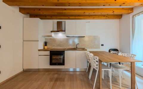 Rugia: Möbel, Interior Design, Flooring, Fussboden, Holzboden, Holz, Decke, Zimmer, Countertop, Küche
