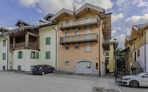 Rugia: Wohngebiet, Menschliche Siedlung, Urban Design, Zuhause, Wohnung, Balkon, Parkplatz, Vorort, Auffahrt