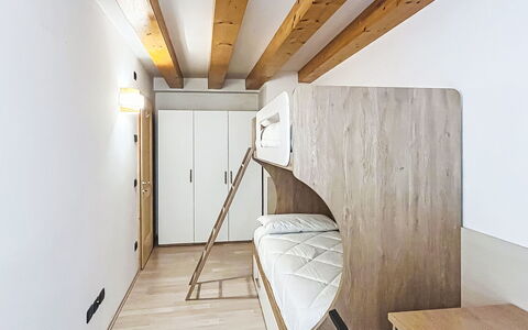 Rugia: Holz, Flooring, Interior Design, Fussboden, Decke, Schlafzimmer, Wohnung, Bett, Zimmer, Bettrahmen