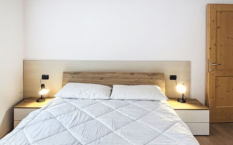 Rugia: Bett, Möbel, Schlafzimmer, Wand, Interior Design, Bedding, Holz, Bettdecke, Flooring, Fussboden
