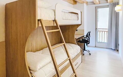 Rugia: Holz, Bett, Schlafzimmer, Etagenbett, Interior Design, Fussboden, Flooring, Bedding, Bettdecke, Bettrahmen