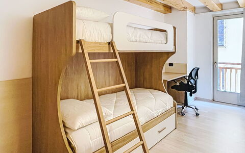 Rugia: Etagenbett, Holz, Interior Design, Schlafzimmer, Möbel, Flooring, Fussboden, Bett, Bedding, Bettrahmen