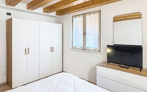 Rugia: Möbel, Interior Design, Flooring, Holz, Schlafzimmer, Bett, Fussboden, Zimmer, Decke, Beleuchtung