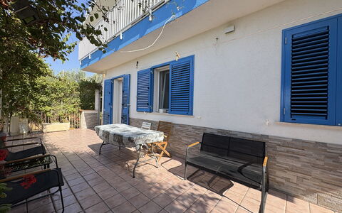 La Casa dei Melograni: Blau, Gartenmöbel, Schatten, Zimmerpflanze, Stuhl, Blumentopf, Tisch Im Freien, Balkon, Küche & Esszimmer Tisch, Daylighting