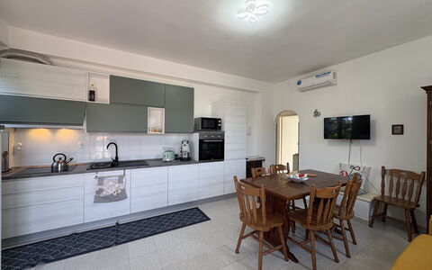 La Casa dei Melograni: Möbel, Küche, Flooring, Interior Design, Countertop, Fussboden, Küchengerät, Cabinetry, Holz, Major Appliance