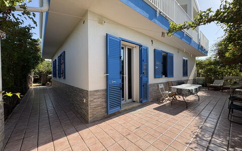 La Casa dei Melograni: Tür, Balkon, Veranda, Schatten, Zimmerpflanze, Daylighting, Gartenmöbel, Villa