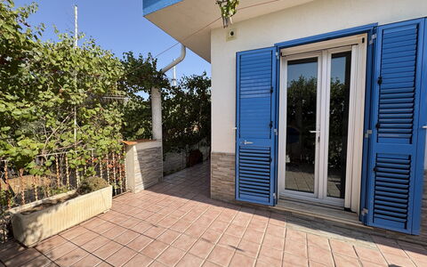 La Casa dei Melograni: Tür, Blumentopf, Zimmerpflanze, Home Door, Schatten, Holzbeize, Balkon, Fliese