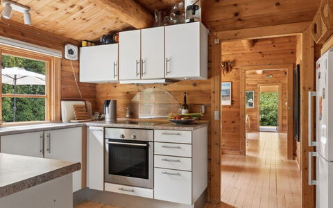 Greta - 1.7Km from the Sea: Küche, Küchengerät, Major Appliance, Countertop, Holz, Flooring, Cabinetry, Möbel, Interior Design, Kühlschrank