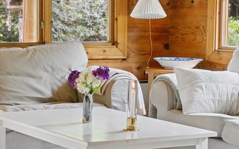 Greta - 1.7Km from the Sea: Möbel, Interior Design, Flooring, Fussboden, Holz, Tabelle, Wohnzimmer, Beleuchtung, Couch, Textil