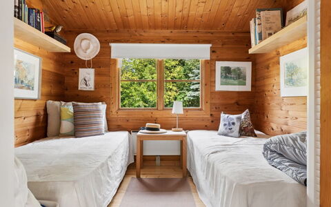 Greta - 1.7Km from the Sea: Interior Design, Möbel, Flooring, Holz, Fussboden, Decke, Schlafzimmer, Zimmer, Bett, Beleuchtung