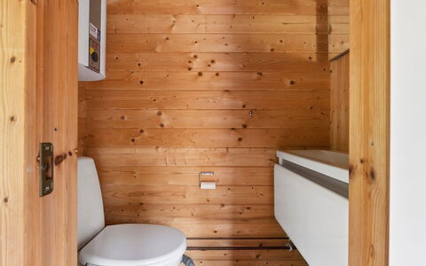Greta - 1.7Km from the Sea: Wand, Flooring, Holz, Fussboden, Armatur, Interior Design, Holzbeize, Decke, Zimmer, Badezimmer
