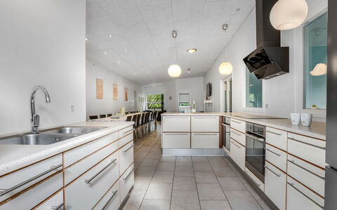 Carlina - from the Sea: Küche, Interior Design, Flooring, Countertop, Decke, Holz, Light Fixture, Fussboden, Cabinetry, Möbel