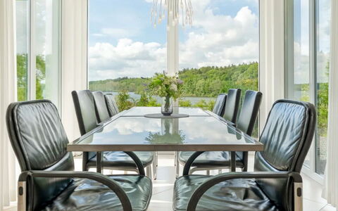 Am Seeufer: Möbel, Interior Design, Tabelle, Stuhl, Flooring, Esszimmer, Decke, Fussboden, Beleuchtung, Zimmer